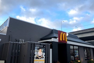 飲食店　マクドナルド　３号線御笠川店（飲食店）まで824m