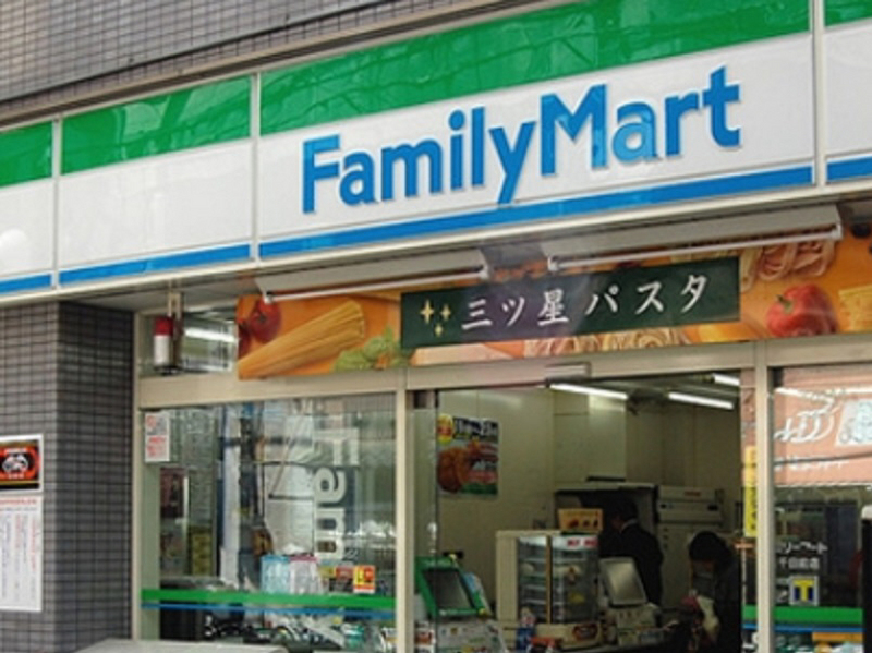 コンビニ　ファミリーマート上沢駅前店（コンビニ）まで498m