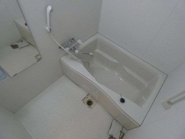 バス・シャワールーム　広めの浴室です。（浴室乾燥機付き）