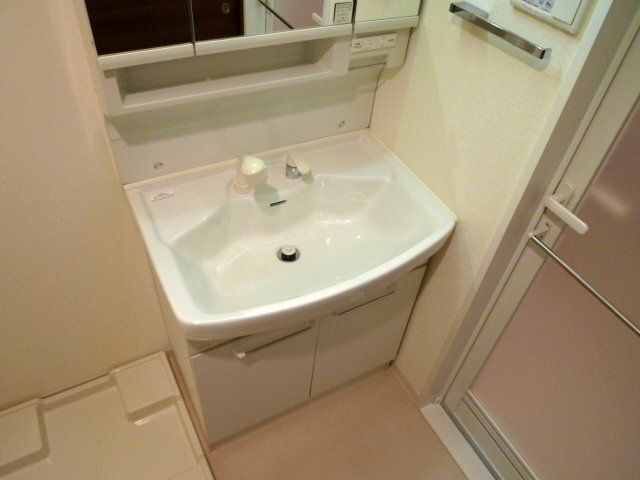 洗面設備　シャンプードレッサーの独立洗面台です。