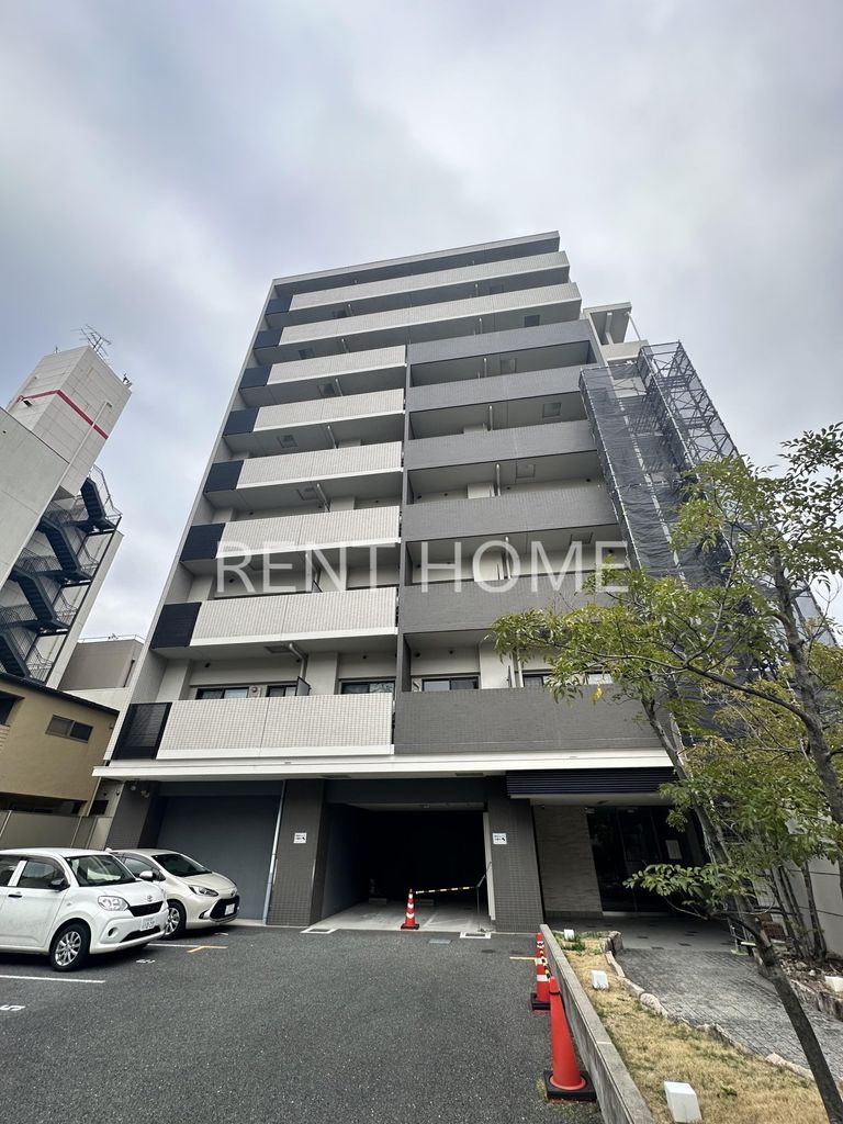 建物外観　鉄筋コンクリート造の重厚な９階建てです。