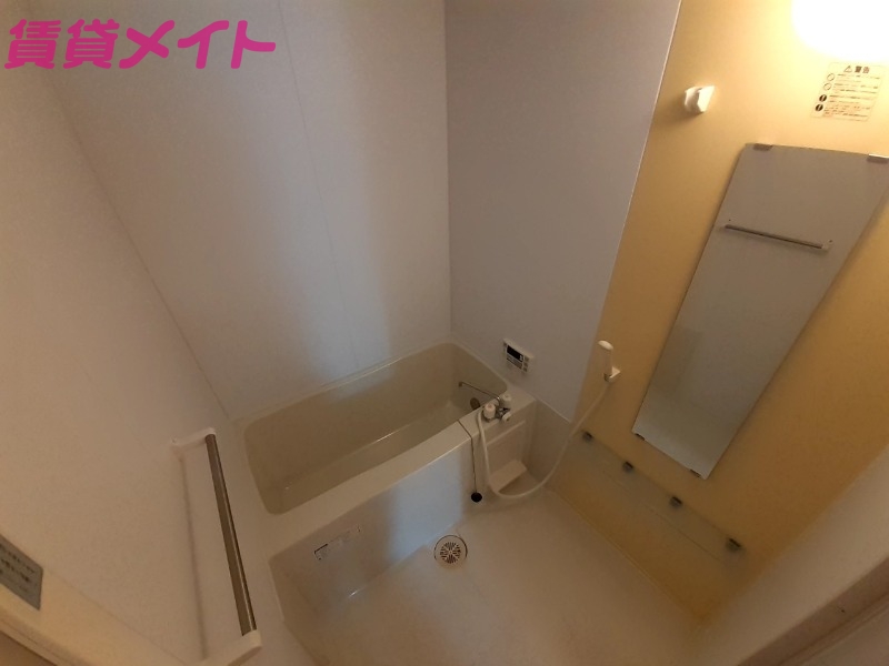 バス・シャワールーム　同建物別反転部屋写真です