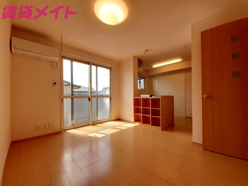 居室・リビング　同建物別反転部屋写真です