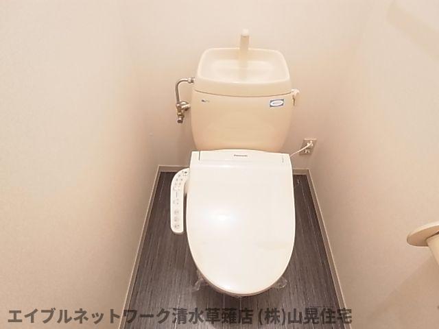 トイレ　落ち着いた色調のトイレです