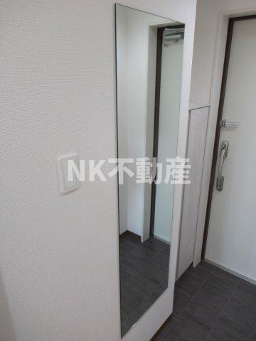 その他部屋・スペース　玄関に鏡があります