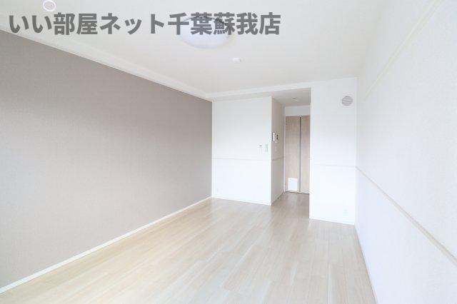 その他部屋・スペース　落ち着いた色調の寝室です