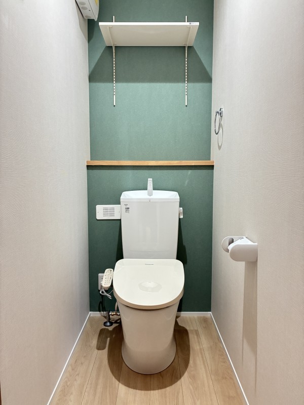 トイレ　落ち着いた色調のトイレです