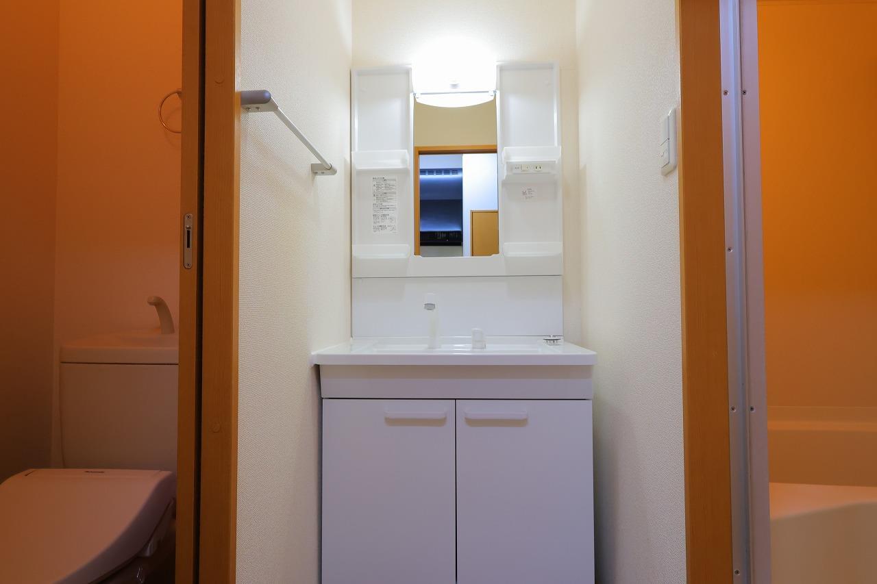 洗面設備　退去予定の為ほかのお部屋の写真を使用しています。