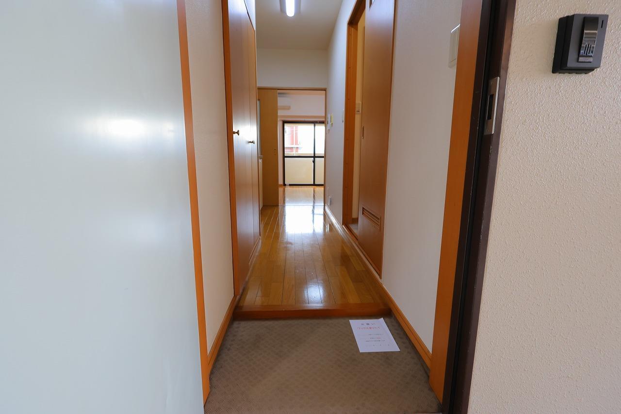 玄関　退去予定の為ほかのお部屋の写真を使用しています。