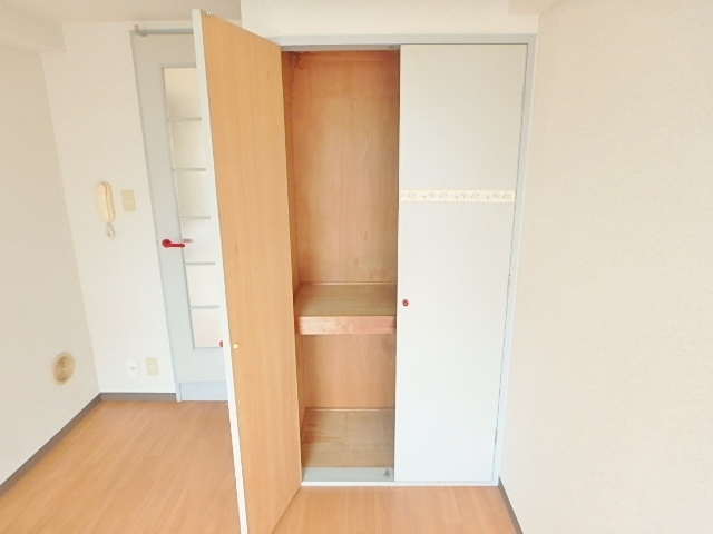 収納　クリーニング前の参考画像です