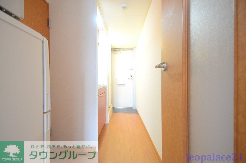 玄関　「同タイプの部屋の写真です」「現況優先」