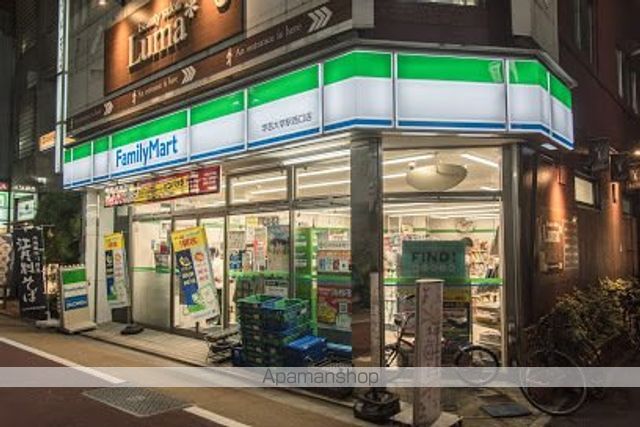 コンビニ　ファミリーマート（コンビニ）まで860m
