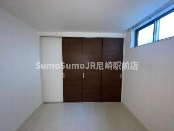 その他部屋・スペース　開放的な寝室です