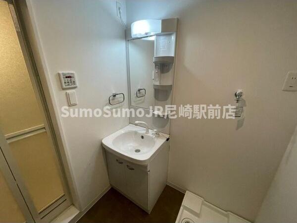 洗面設備　独立洗面化粧台が付いています