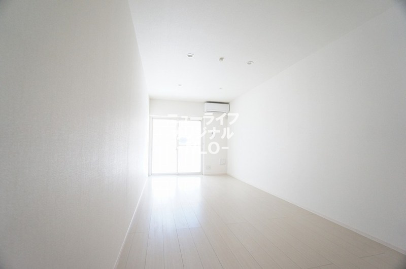 居室・リビング　白を基調とした9.9帖の洋室です。