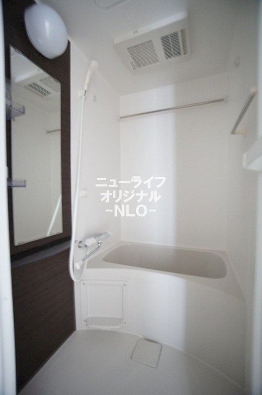 バス・シャワールーム　浴室乾燥機、暖房、換気付バスルームです。