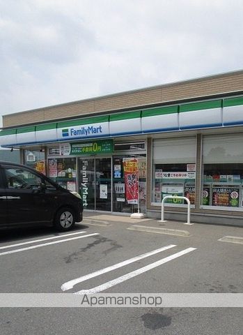 コンビニ　ファミリーマート（コンビニ）まで750m