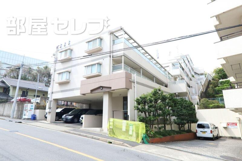 建物外観　高台に向かって延びるオシャレな建物です。