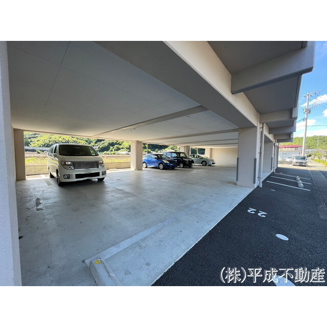 駐車場　※屋外：５，５００円、屋内：６，６００円、軽：４，４００円