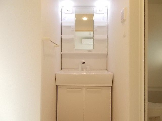 洗面設備　明るい洗面所です