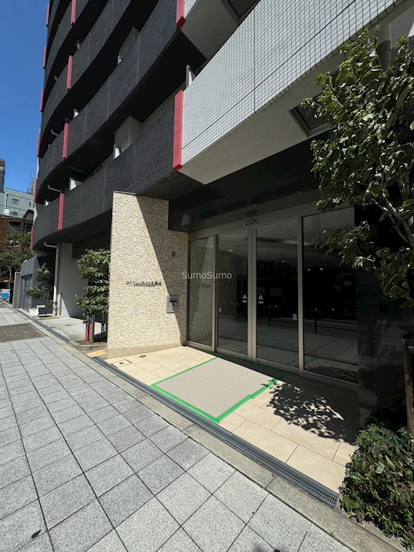 エントランス　落ち着いたエントランスです