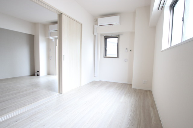 その他部屋・スペース　二面採光で明るいお部屋です。