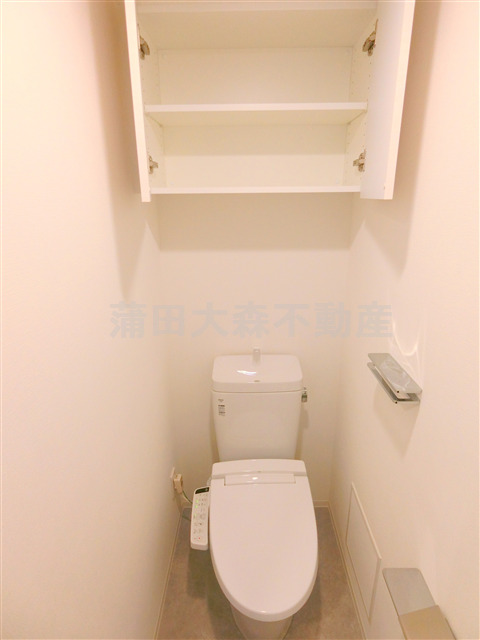トイレ　棚収納と温水洗浄便座付きのトイレ