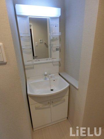 洗面設備　同物件内別部屋の写真になります。 同シリーズ物件のモデルルー