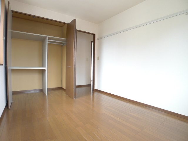 その他部屋・スペース　６帖の洋室。子ども部屋や趣味のお部屋などにいかがでしょうか。