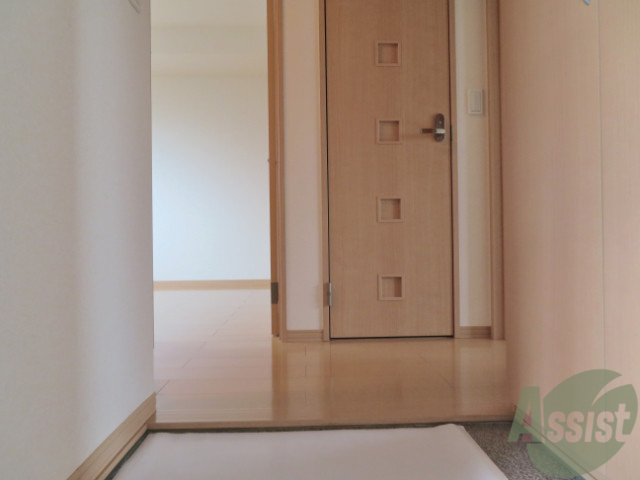 玄関　玄関から撮影しました。左に寝室があり、右にはＬＤＫがあります