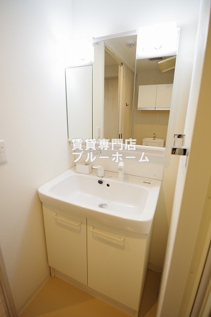 洗面設備　三面鏡独立洗面台！