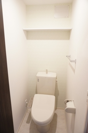 トイレ　落ち着いた色調のトイレです
