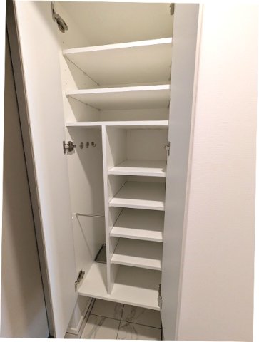 玄関　収納豊富なトールタイプのシューズBOXです