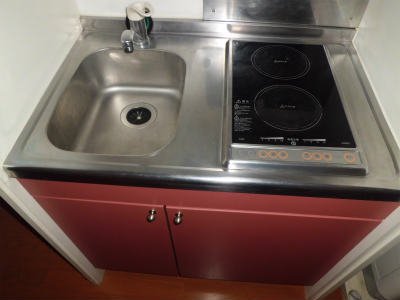 キッチン　２口電気コンロとシングルレバー水栓が便利な台所。