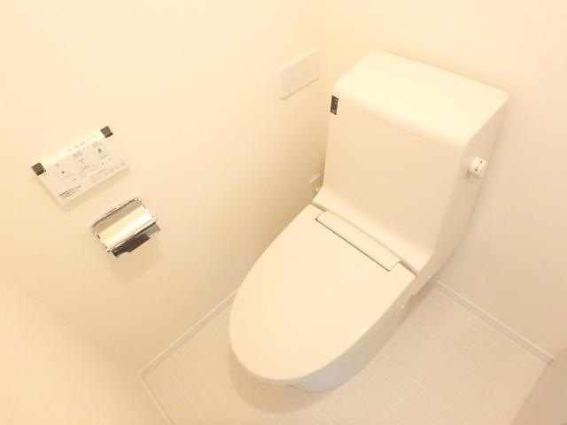 トイレ　便利な温水洗浄機能付きトイレ