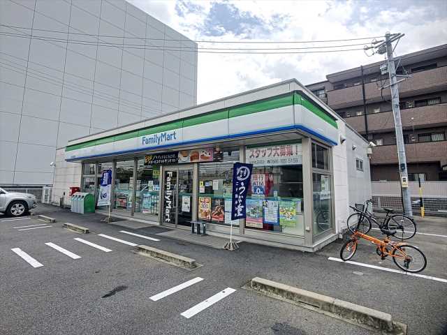 コンビニ　ファミリーマート（コンビニ）まで338m