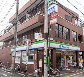 コンビニ　ファミリーマート松陰神社駅前店（コンビニ）まで159m