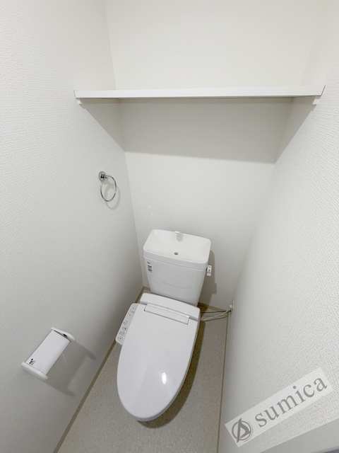 トイレ　人気アイテムの温水洗浄便座。清潔感のあるトイレです。