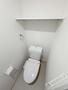 トイレ　人気アイテムの温水洗浄便座。清潔感のあるトイレです。