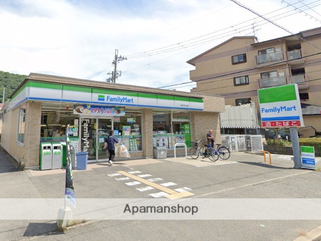 コンビニ　ファミリーマート川西でざいけ店（コンビニ）まで358m