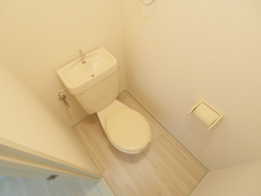 トイレ　別部屋の写真です。ご参考にご覧ください。