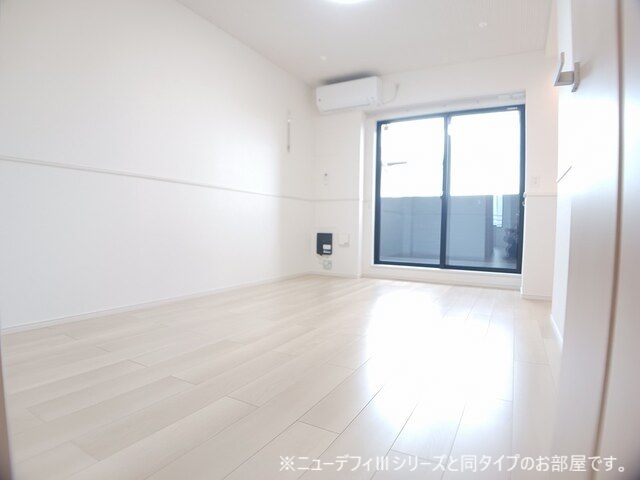居室・リビング　10.3帖の洋室になります（キッチン3.6帖含む）（エアコン