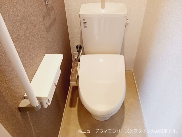 トイレ　温水洗浄便座付き。