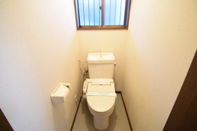 トイレ　トイレに小窓付きです