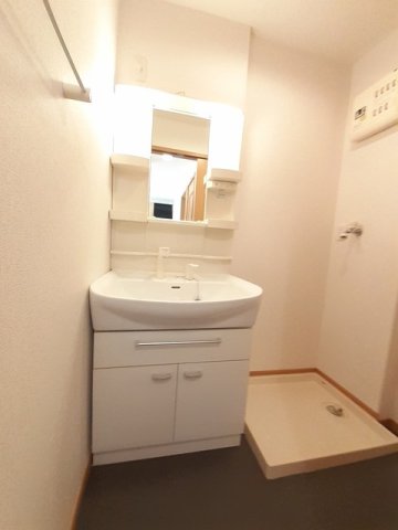 洗面設備　明るい洗面所です