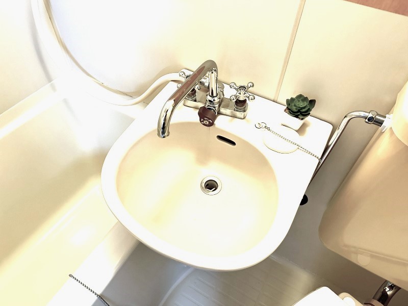 洗面設備　バスルームに洗面台が付いています！鏡の前で身支度ばっちりでき
