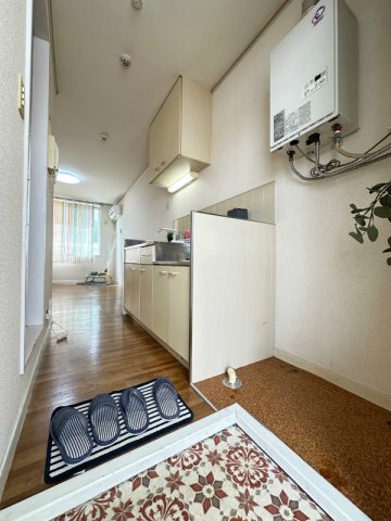 玄関　玄関から室内への景観です！キッチンの奥に洋室7.4帖のお部屋