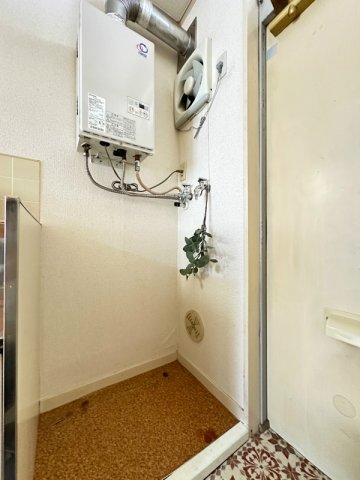 眺望　玄関横にある室内洗濯機置き場です♪室内に置けるので洗濯機が傷