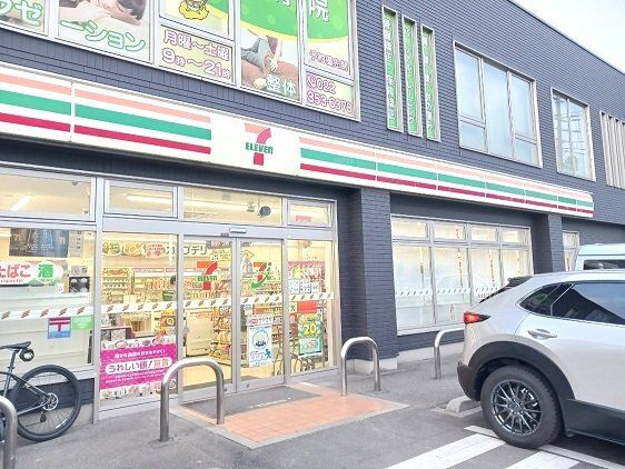 コンビニ　セブンイレブン岩切３丁目店（コンビニ）まで897m