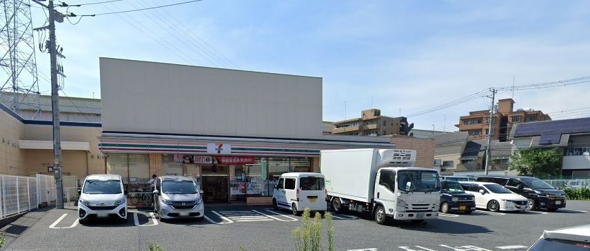 コンビニ　セブンイレブン足立綾瀬4丁目店（コンビニ）まで180m